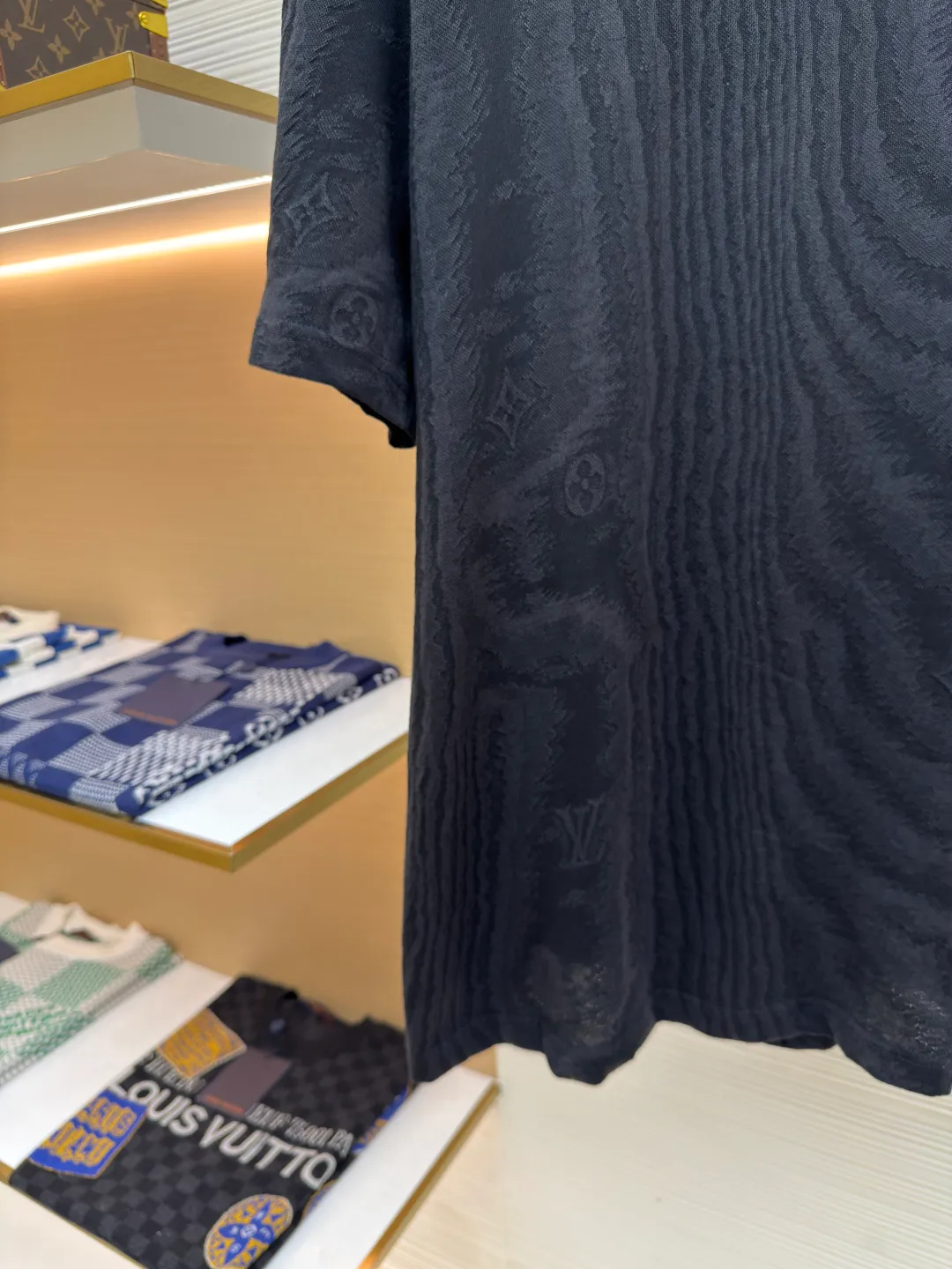 LOUIS VUITTON textured jacquard short-sleeved T-shirt ●Authentic product: purchased and developed by 9245 ●Item number: 1680360-A55 ●Fabric: pure cotton fabric ●Technology: jacquard production ●Version: fitted version ●Weight: about 190 grams ●Size: S-M-L-XL ●Description: Made of custom-made jacquard cotton knitted fabric, 100% cotton imported yarn, fully decorated with LV The Moire pattern is integrated into the LV letter Monogram flowers, and the entire frame is decorated with LV letter logo jacquard. The jacquard is integrated with the fabric, and the iconic ribbed neckline is custom-woven, truly achieving 1:1 copy. The overall wiring is straight and delicate, the fabric is comfortable and soft, and the color is consistent without color difference. It can be matched with the same style to create a fashionable look and control various occasions. Customized accessories, complete with three standards, same style for men and women!